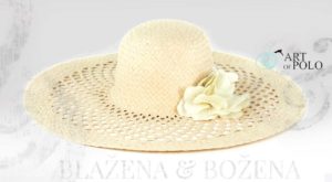 Bílý letní klobouk s květinou